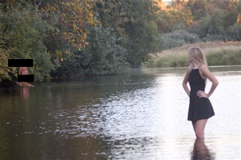 People Cant Stop Laughing At This Teens Senior Pics Featuring A Naked