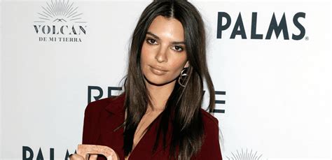 Emily Ratajkowski Flaunts Tiny Waist And Derriere In Denim Outfit On