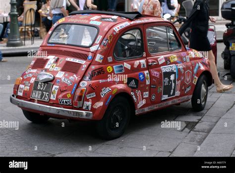 Fiat 500 Rouge Avec Plein Dautocollants Sur Rue Dans Paris France