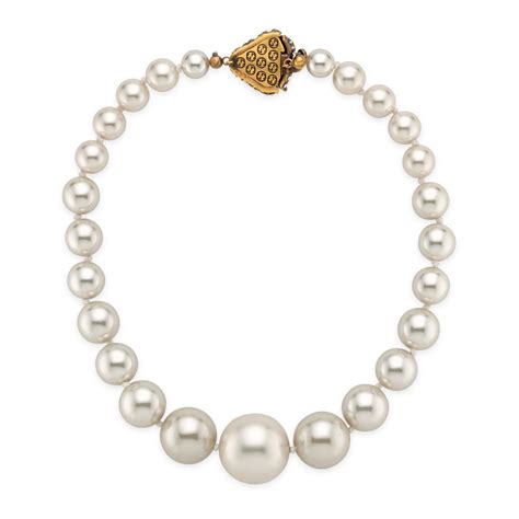 Gucci Pearl Necklace With Strawberry Closure In Metallic Lyst