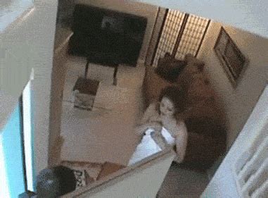 Embarrassed Girl Drops Her Towel In Front Of The Pizza Delivery Guy Porn Photo