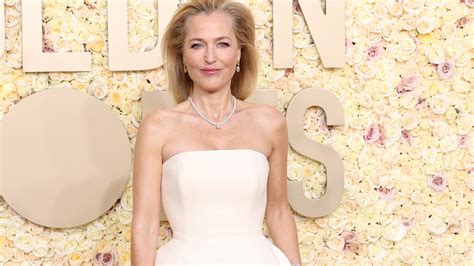 Golden Globe Awards il vestito di Gillian Anderson è tutto un trionfo di vagine