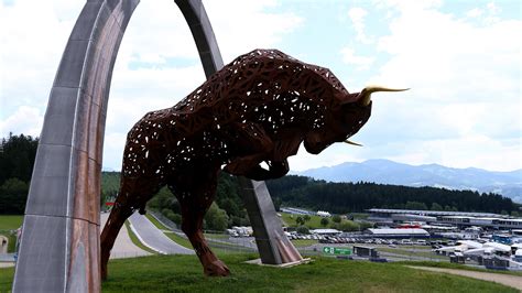 En Autriche Le Taureau Rouge Fait Du Rodéo Eurosport