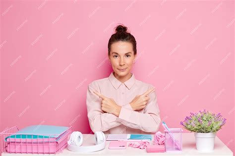 Dudosa Mujer Positiva Con Camisa Formal Cruza Los Brazos Y Señala Hacia