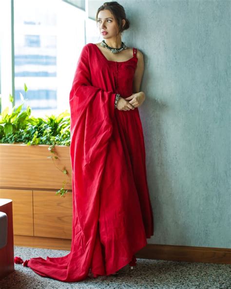 Mahira Khan In Simple Long Red Ensemble Suit Set K4 Fashion