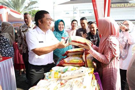 Buka Bazar Ramadhan Pj Gubernur Banten Al Muktabar Ikut Layani Pembeli