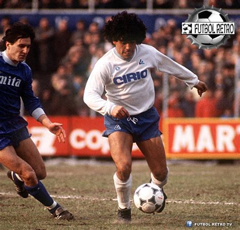 Bu durum da sadece oynadığı futbol ya da kazandırdığı kupalarla açıklanmıyor. FUTBOL RETRO Banco de Imagenes: Maradona imagenes en Napoli