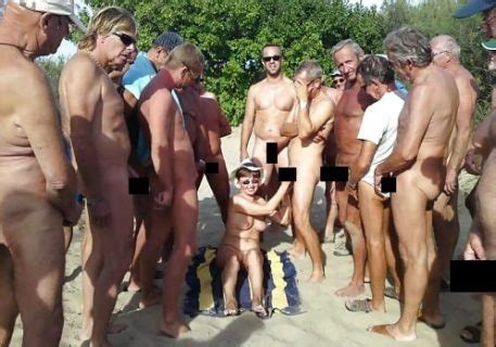 画像海水浴場で全裸の男たちに群がられてる全裸女性の正体wwwwww ポッカキット