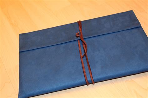 They're flexible and easy to use and they're around 20'' long which is just about right for most desks. ChaneCiaga: DIY laptop sleeve