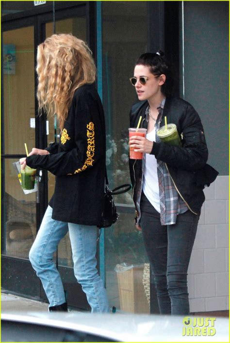 Kristen Stewart And Girlfriend Stella Maxwell Enjoy Smoothie Date Photo 1061110 Photo Gallery