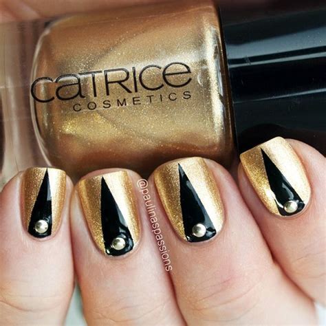 Uñas negras con detalles en brillantes. Geniales diseños de uñas doradas que te encantara tener