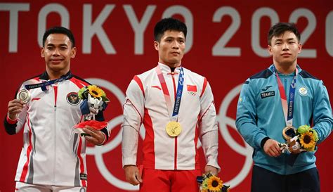 Foto Eko Yuli Irawan Persembahkan Medali Kedua Bagi Indonesia Setelah