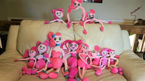 Comparing Different Mommy Long Legs Plushies Official And Off Brand Youtube