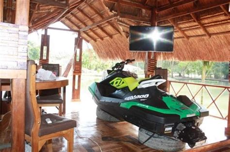 Allí también había otras imágenes de improvisadas casas construidas en medio de la selva por el fallecido delincuente para que alias 'otoniel' pasara una de las imágenes muestra una habitación donde se observa la maleta de una niña y osos de peluche, que, según los agentes, eran para las. Conozca la lujosa cabaña donde fue capturado 'El Llanero ...