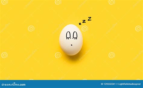 Huevo Pintado Del Pollo Con Smiley El Dormir En Amarillo Imagen De