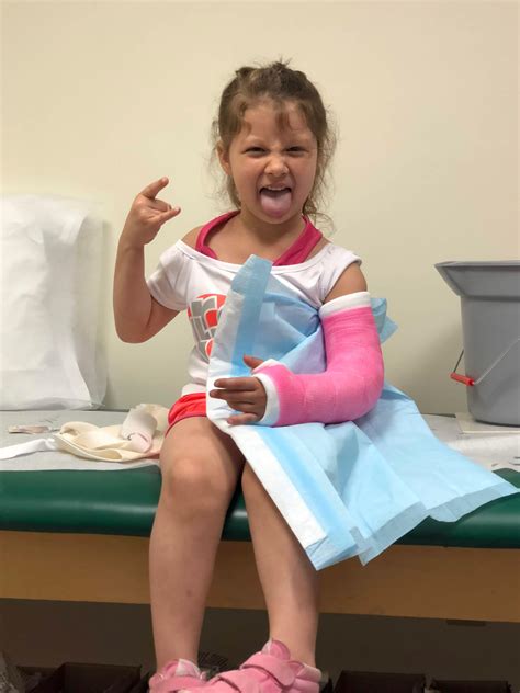 My Kid Broke Her Arm And Thinks Her Cast Makes Her A Badass I Kinda