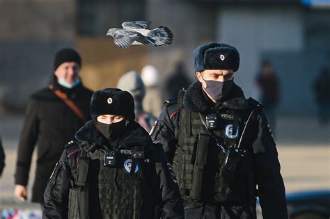 Rusia La Policía Rusa Detiene A Un Hombre Acusado De Encerrar Y