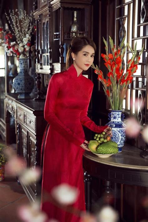 Ngọc trinh trong mẫu áo dài trắng dung dị mà cô vẫn mặc mỗi lần đi nhà thờ ở trà vinh. Hình ảnh Ngọc Trinh mặc áo dài đẹp quyến rũ nhất - Thư ...