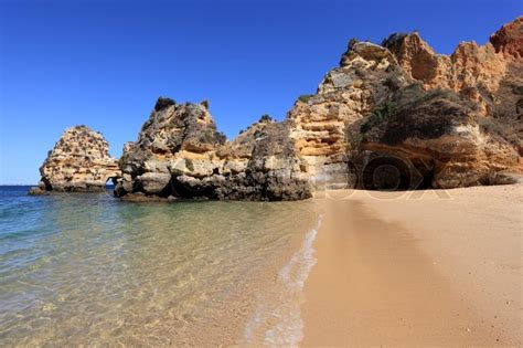 If you imagine portugal to be the face on the square profile of the iberian peninsula (as i always have), then sagres is the very point of its bearded chin. Strand an der Algarve-Küste in der Nähe ... | Stockfoto ...