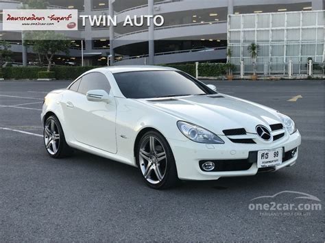 Mercedes slk 200 kompressor automatica proprietario da 15 anni vettura in perfette condizioni , interni in pelle bicolore, cerchi in lega, climatizzatore, capotta elettrica, specchi elettrici, antifurto, sono presenti trousse e libretto service compreso doppie chiavi. Mercedes-Benz SLK200 Kompressor 2010 1.8 in กรุงเทพและปริมณฑล Automatic Convertible สีขาว for ...