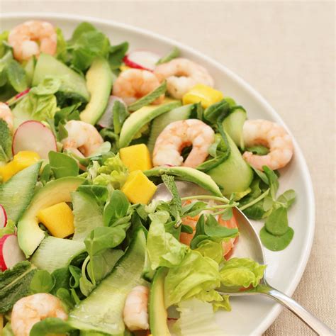 Grilled chicken pairs beautifully with avocados and mangoes in this delicious salad, perfect for those warmer nights you don't want to heat up the kitchen. Easy Prawn, Avocado and Mango Salad - Easy Peasy Foodie