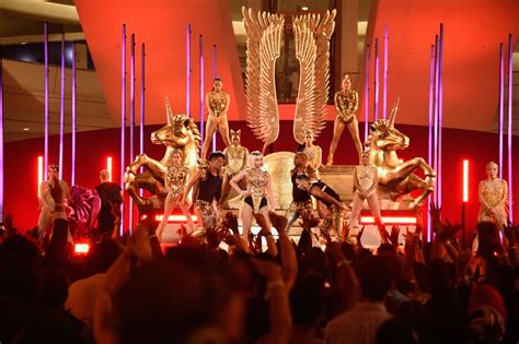 Nicki Minaj S Mtv Vmas Performance Pictures Popsugar Celebrity