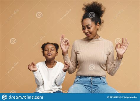 Una Madre Y Una Hija Negras Sonrientes Haciendo Gestos Mientras Meditan