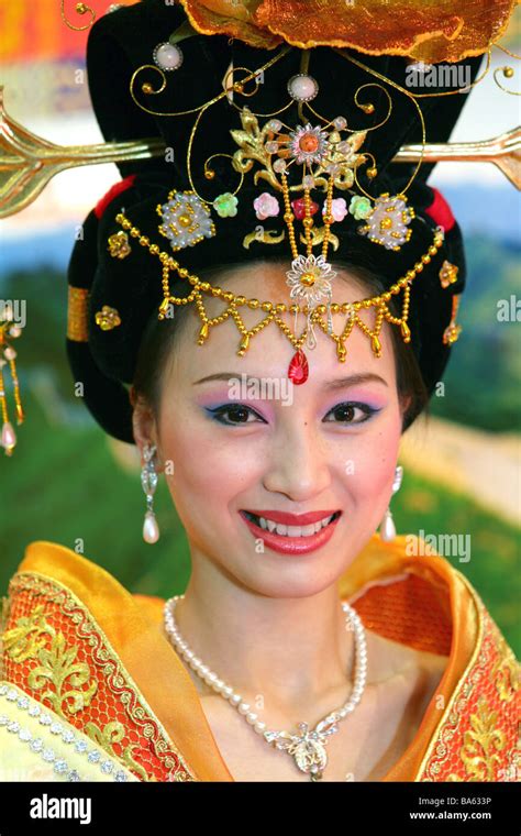 china frau asiatische lächeln offizielle kleid porträt keine modelle release asien menschen