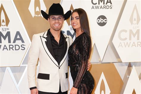 Dustin Lynch Met His Girlfriend By Sliding Into Her Dms Sounds Like Nashville