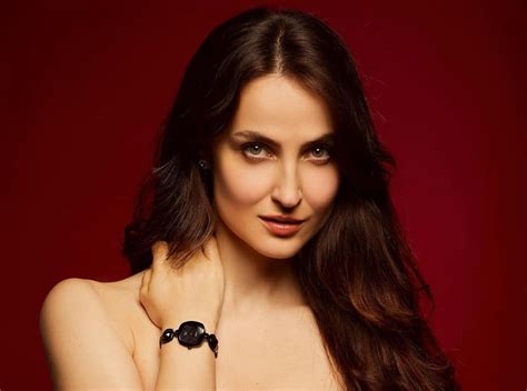 Actress Elli Avram Went Braless And Did A Bo Ld Photoshoot In Front