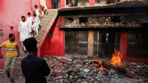 Pakistan Massa Membakar Gereja Gereja Yang Dipicu Tuduhan Penistaan