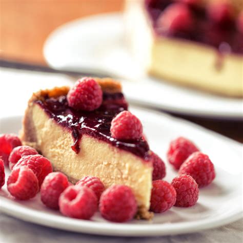 Le cheesecake sans cuisson façon fraisier, c'est un dessert d'été plein de fraicheur, facile à préparer et surtout délicieux avec une jolie décoration ! Recette Cheesecake au mascarpone et coulis de framboises