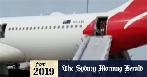video qantas plane makes emergency landing at sydney airport