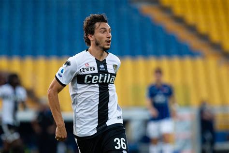 Italian Media Report Inter Parma To Hold Talks Over Matteo Darmian