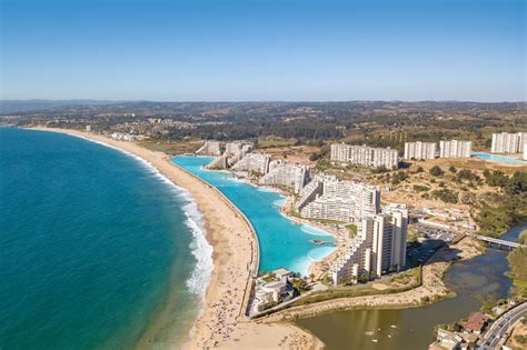 La algarroba o algarrobo (su nombre científico es ceratonia siliqua l) es un árbol de la familia de las leguminosas muy tipico de la zona del mediterráneo, el propiedades medicinales de la algarroba y sus beneficios nutricionales. Foto Hotel en playa de Algarrobo #01