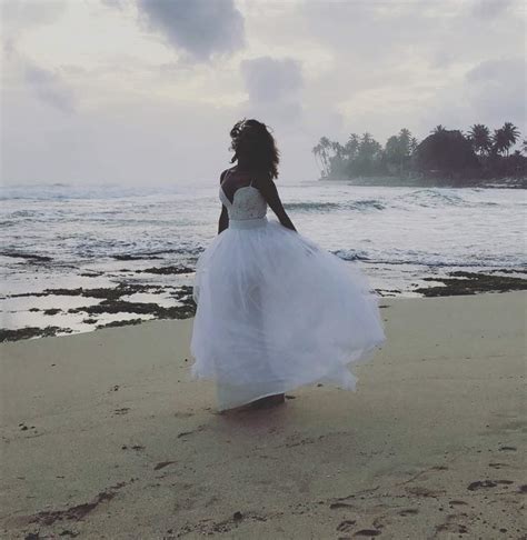 desmontable de tul y con escote corazón el vestido de novia de maría patiño para su exótica boda