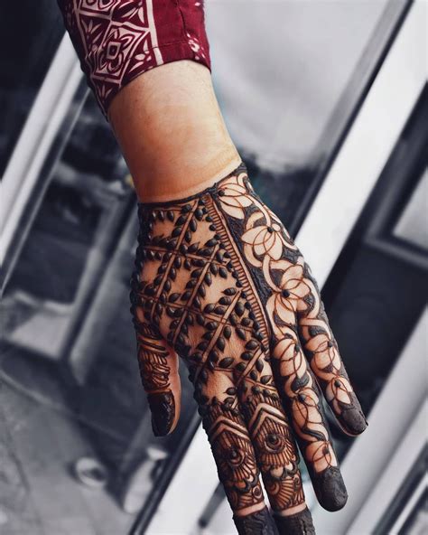 Stunning Lotus Motif Mehendi Designs For Weddings