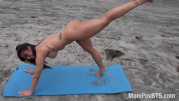 Haciendo Yoga Desnuda En La Playa Menudo Culazo Que Tiene Pornogratisvideos Net