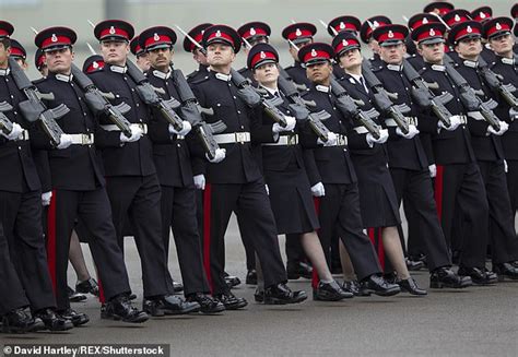 Army Bosses Are Struggling To Sign Up Female Recruits Daily Mail Online