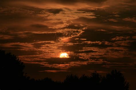 Matahari megitari bumi, matahari beredar ke arah barat, artinya matahari berjalan mengelilingi bumi seperti arah jarum jam. Gambar : horison, awan, matahari terbit, matahari terbenam ...