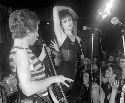photos of siouxsie sioux and the banshees from the late 1970s flashbak ロックンロール パンク スタイル