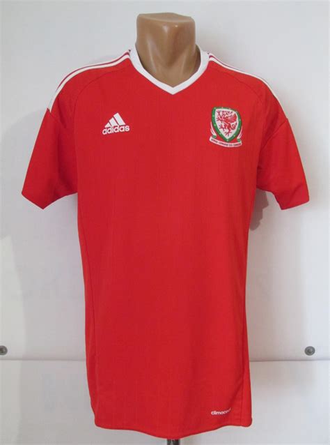 The wales football shirt are available in many different styles to suit every taste. Wales Home football shirt 2016 - 2017.