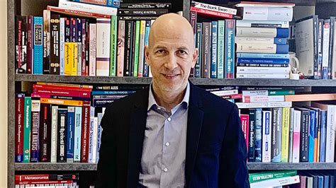 Gleichzeitig ist er affilierter professor an der universität göteborg und außerplanmäßiger professor an. IHS-Chef Martin Kocher in "Frühstück bei mir" - Ö3 Sendungen