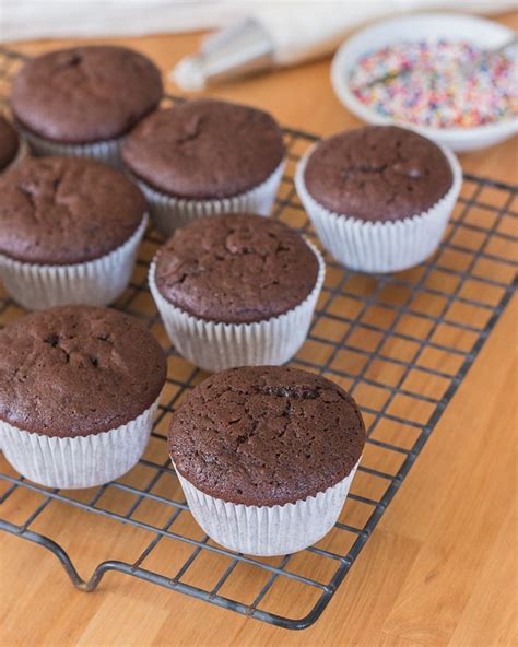 Simple Chocolate Cupcakes With Vanilla Frosting Recipe In 2020 With