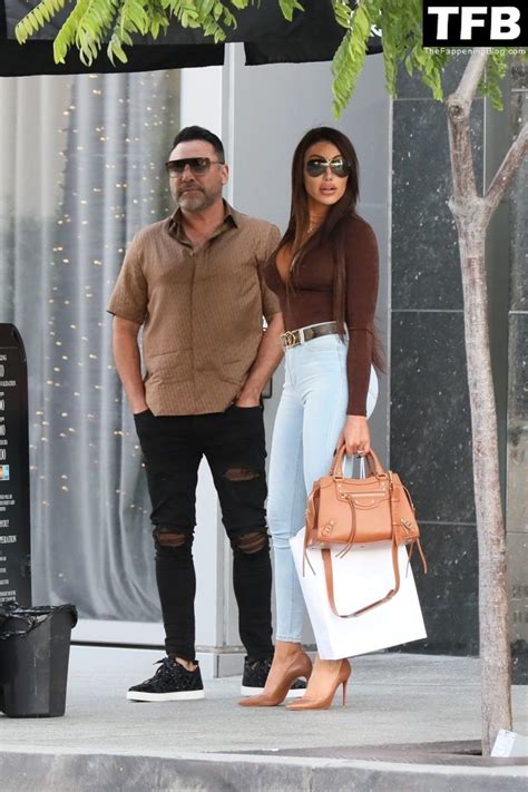 Busty Holly Sonders And Oscar De La Hoya Leave Lunch Date At Avra In