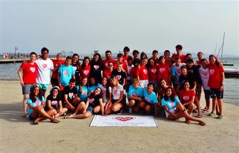 En La Playa Con Los Adolescentes Menudos Corazones