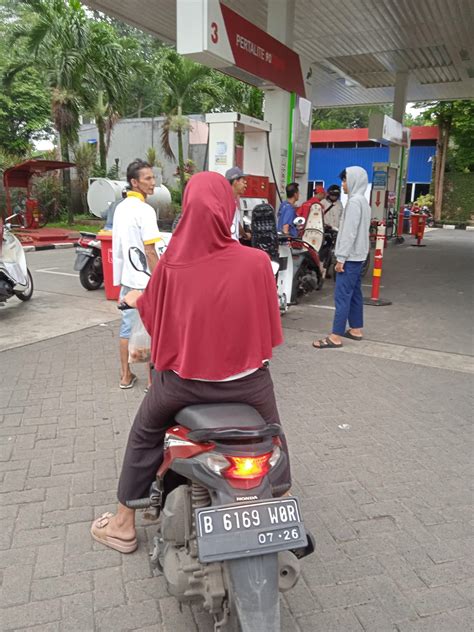 Antrian Kendaraan Terjadi Di Spbu Cireundeu Tangsel