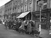 Photographs of Portobello Road in 1950 - Flashbak
