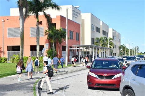 Escuelas De Miami Dade Reportan 60 Amenazas Y 12 Arrestos En Este Curso