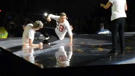 Liam Injuring Nialls Knee One Direction Toronto 2013 Youtube
